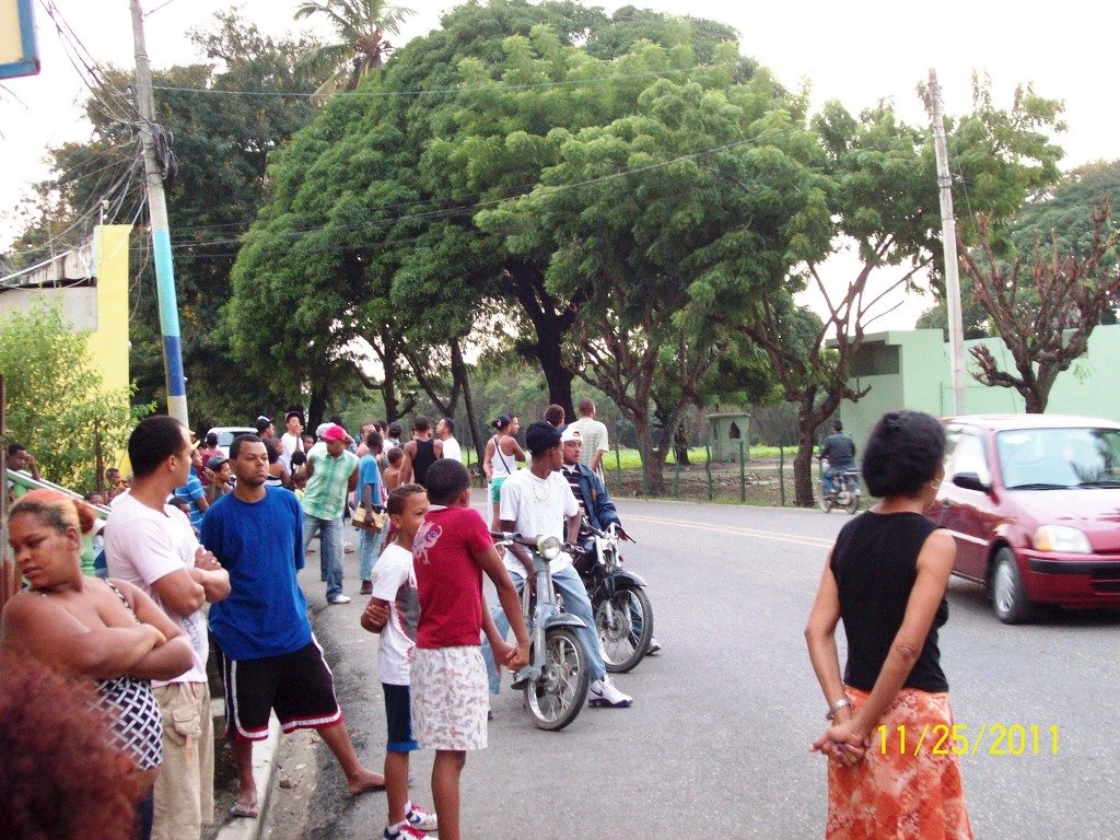Curiosos frente a la carcel 2 de mayo en motin